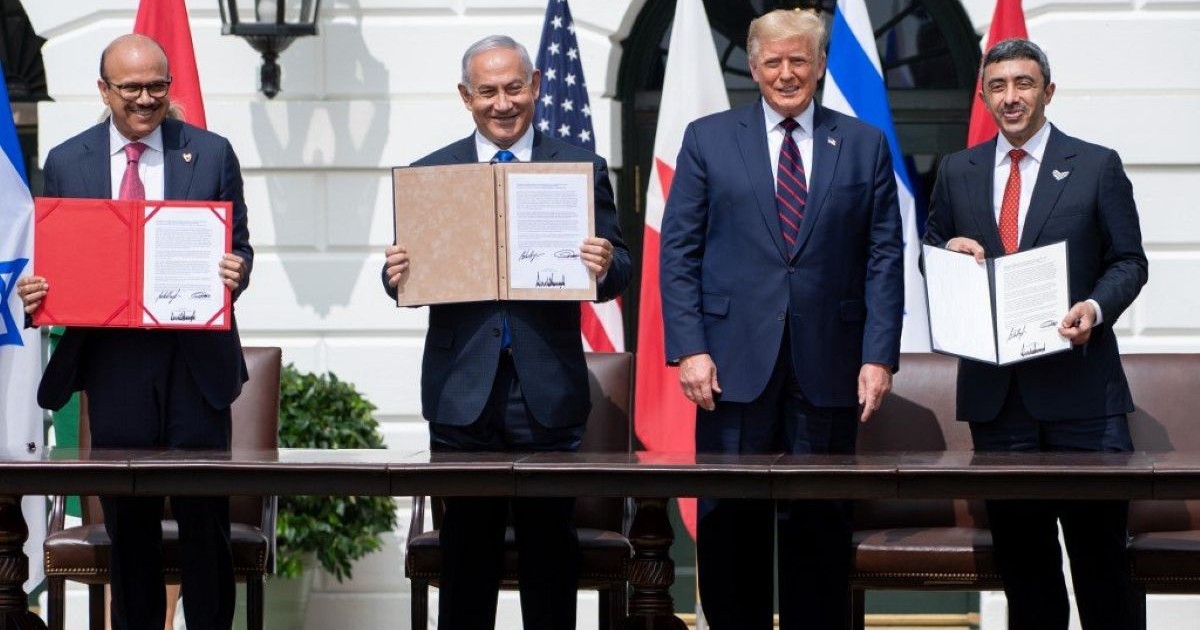 Signature des Accords d'Abraham en 2020 avec des dirigeants politiques présentant les documents officiels