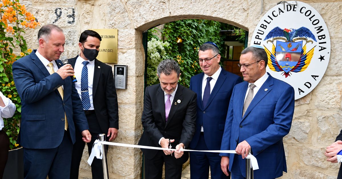 Cérémonie d’inauguration de l’ambassade de Colombie à Jérusalem, avec la coupure du ruban officiel devant les armoiries colombiennes.