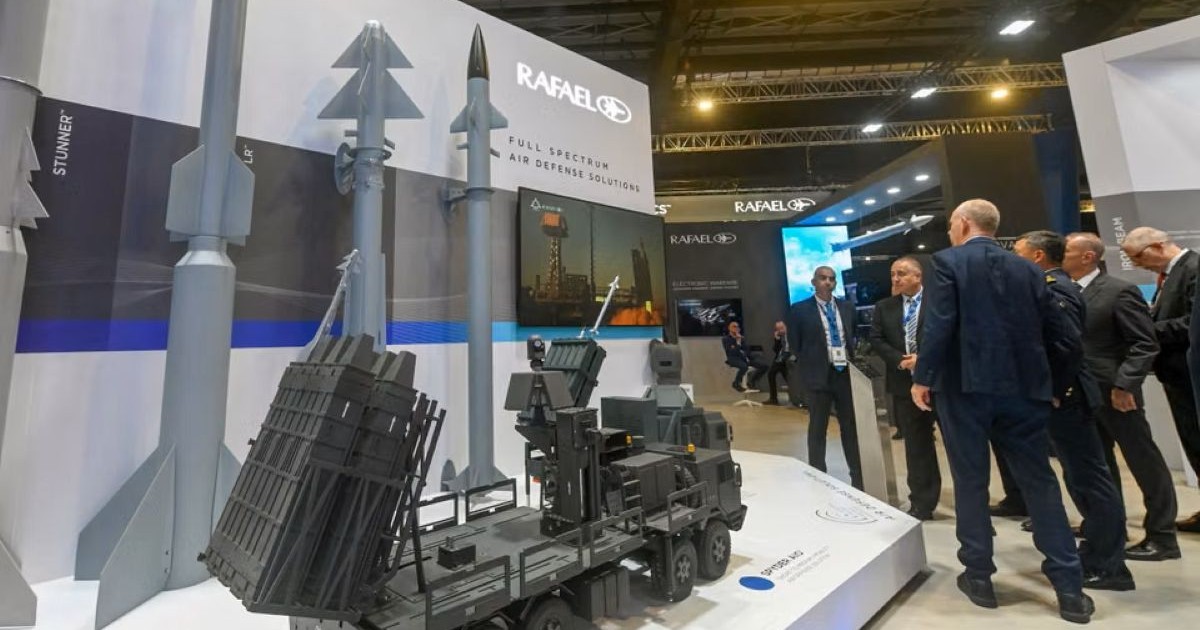 Vue sur le stand de l'entreprise de défense israélienne Rafael lors d'un salon de l'armement, présentant des maquettes de systèmes de défense aérienne et des lance-missiles.