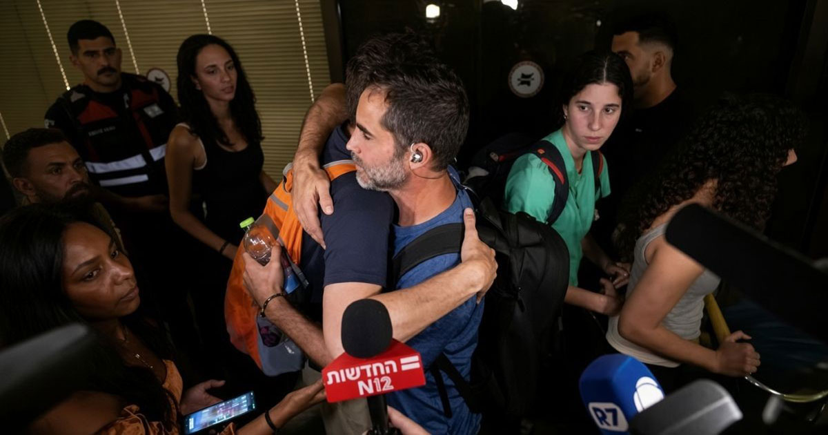 Assaf Redjwan enlaçant un proche à son retour à Ben Gourion après le vol miraculeux Flydubai, 30 septembre 2026.