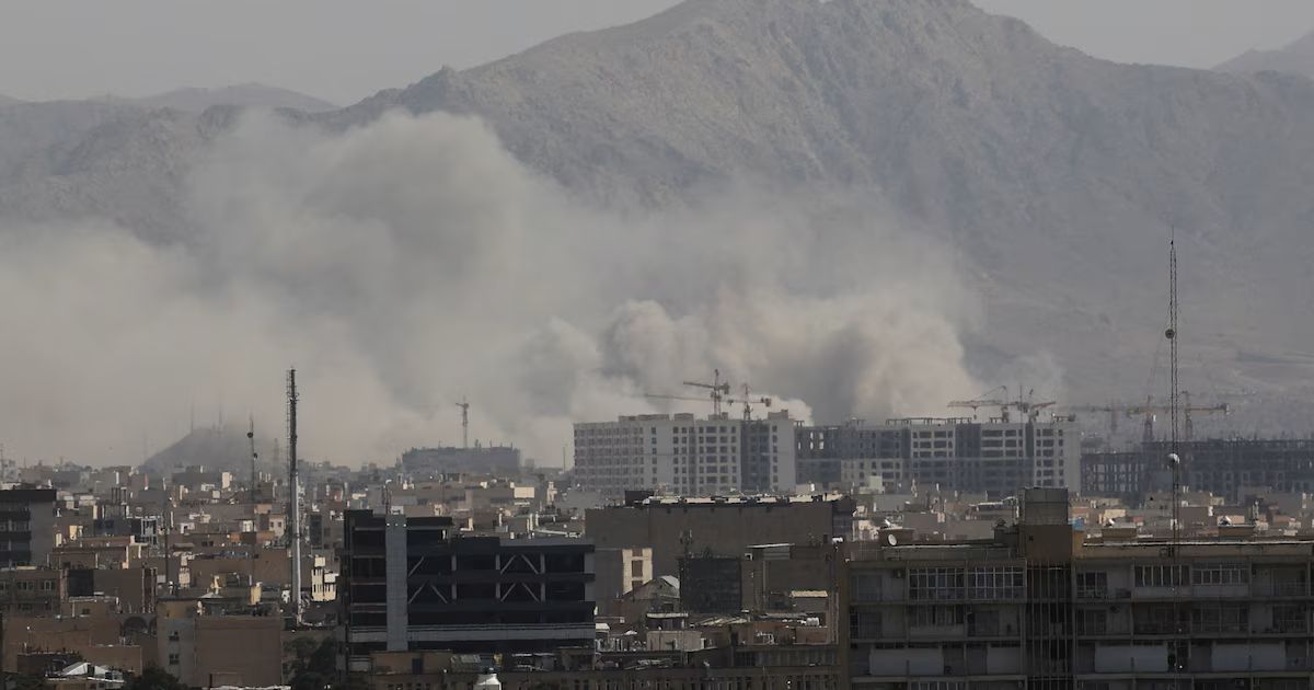 Fumée s'élevant au-dessus de Téhéran lors des frappes conjointes des États-Unis et d'Israël