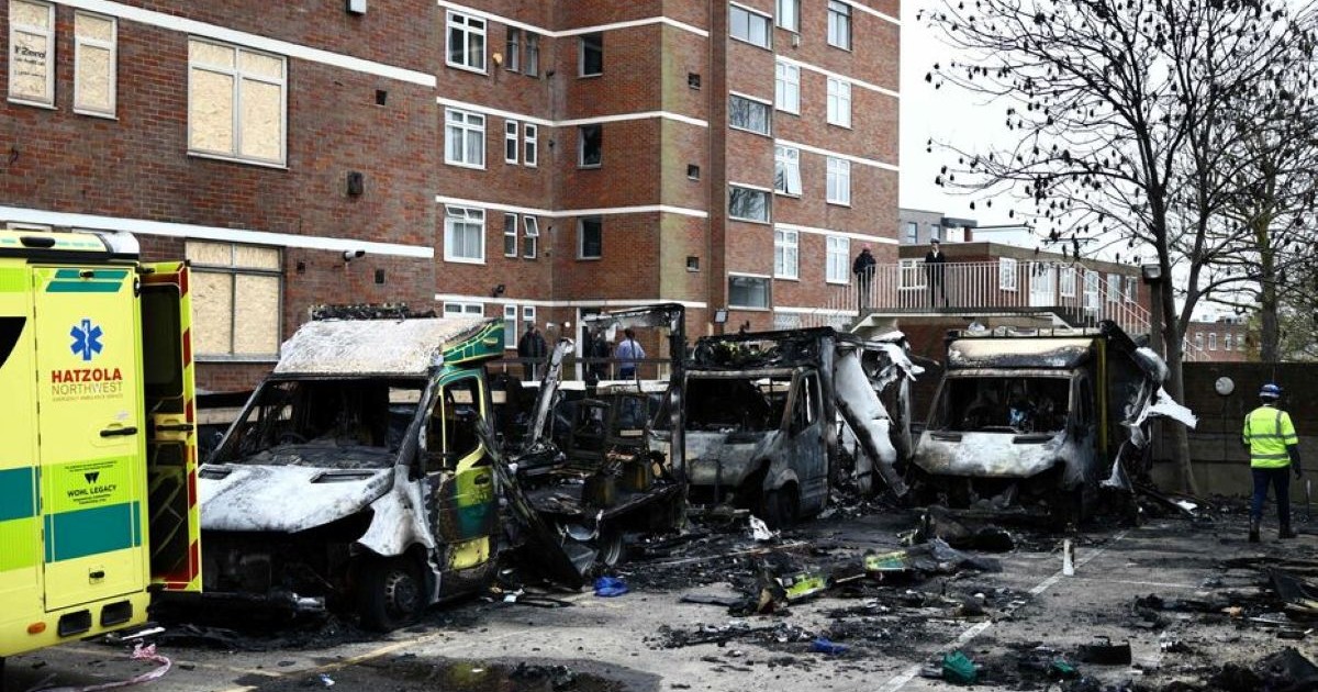 Véhicules de secours d'Hatzola Northwest calcinés après une attaque à Golders Green, au nord de Londres.