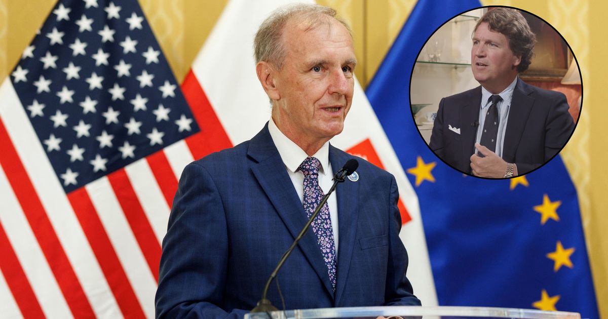 Bogdan Klich, chargé d'affaires de l'ambassade de Pologne à Washington, exigeant des excuses du podcasteur Tucker Carlson suite à des déclarations mensongères.