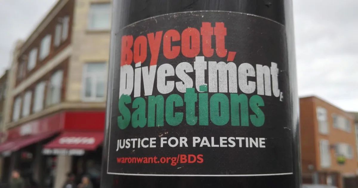 Affiche de la campagne BDS appelant au boycott, au désinvestissement et aux sanctions contre Israël, photographiée au Royaume Uni.