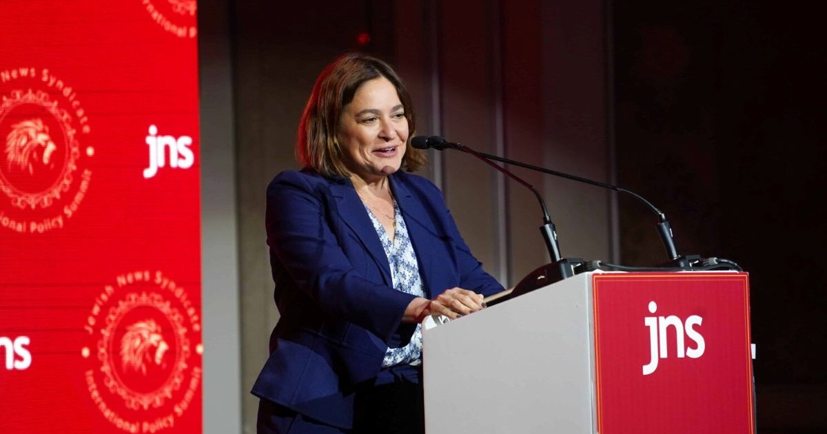 Caroline Glick, s'exprime à la tribune lors du Sommet international de politique de JNS à Jérusalem.