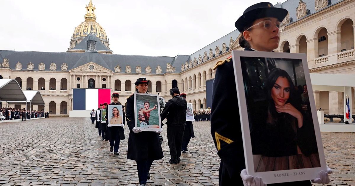 Garde républicaine portant les portraits des victimes des attaques du 7 octobre, dont Naomie, lors de l'hommage national aux Invalides.