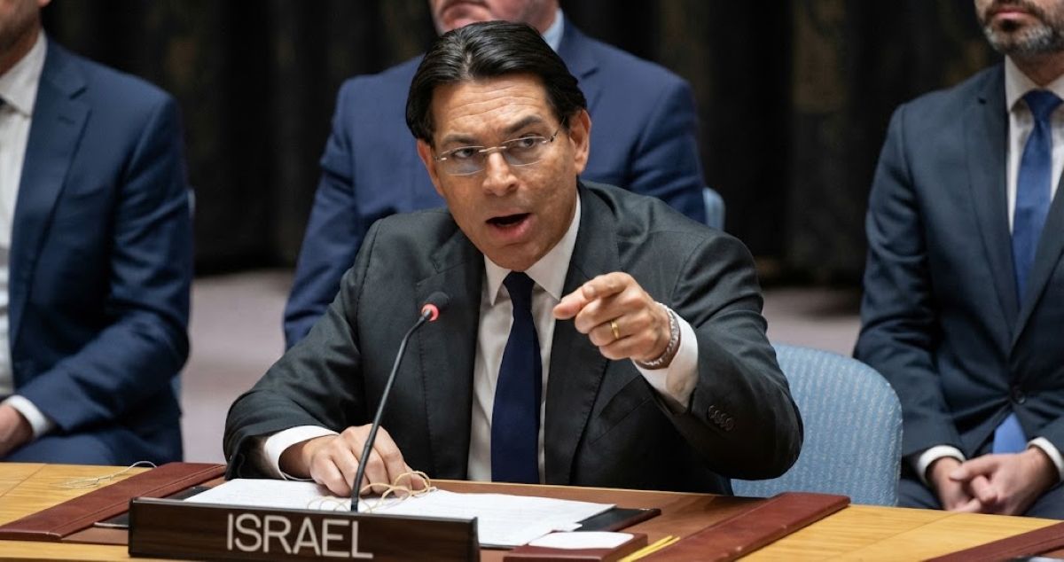 Danny Danon, représentant d'Israël à l'ONU, s'exprime avec fermeté derrière son pupitre pour dénoncer l'hypocrisie de l'institution.