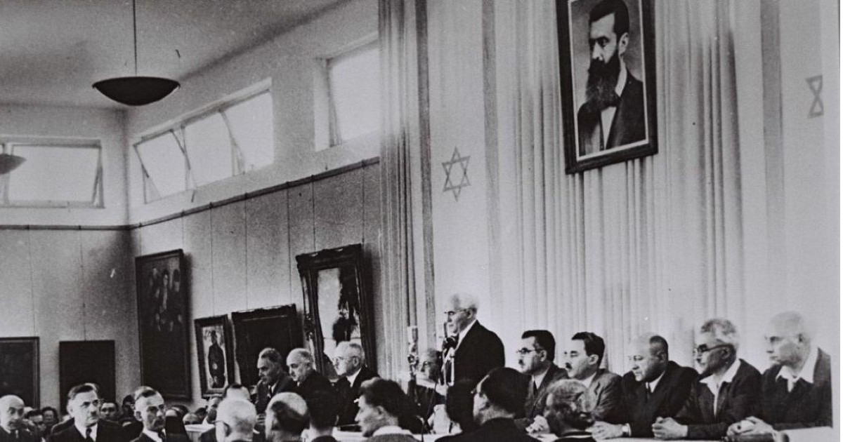 Proclamation de l'État d'Israël par David Ben Gourion au musée de Tel Aviv en 1948.