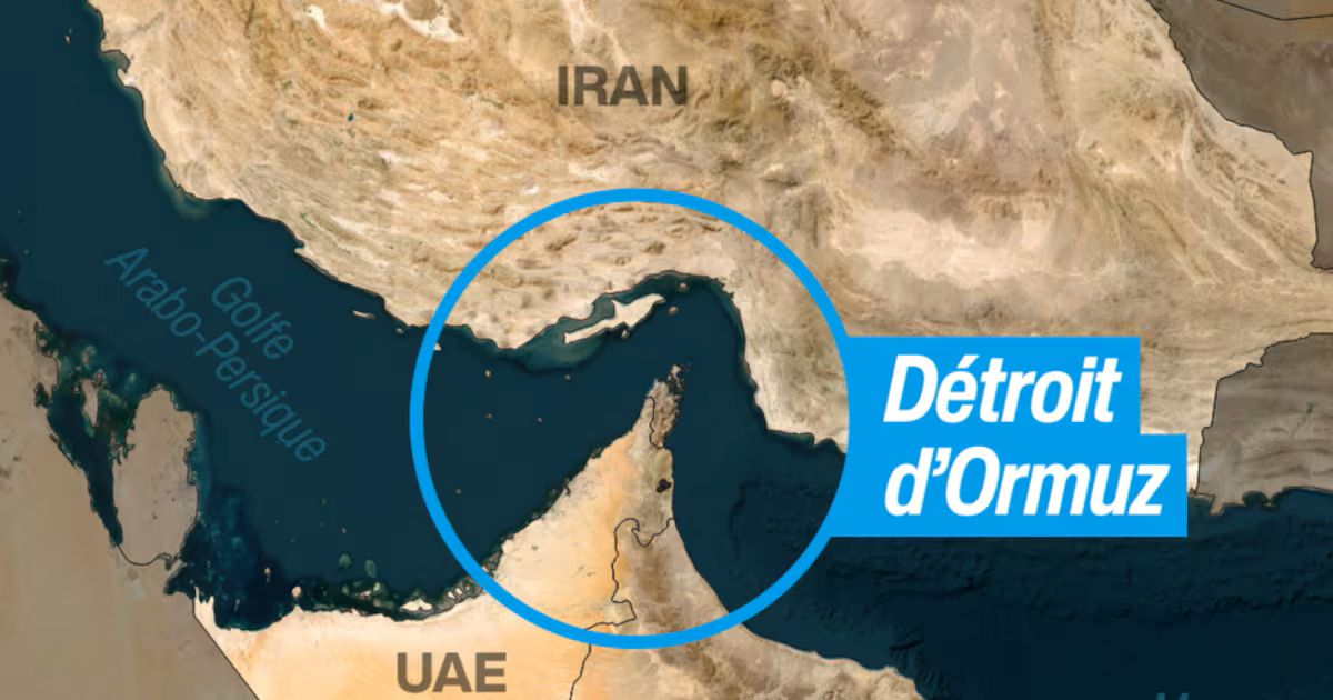 Une carte satellite en gros plan montrant le détroit d'Ormuz, situé entre l'Iran au nord et les Émirats arabes unis au sud.