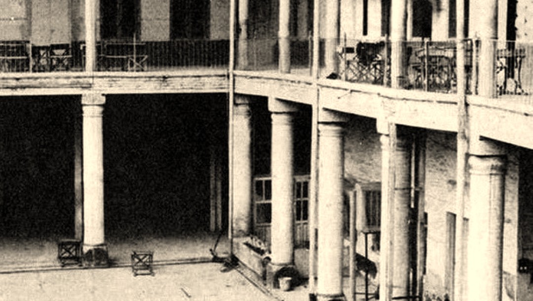 Vue ancienne de l’intérieur de l’école juive Shamash à Bagdad.