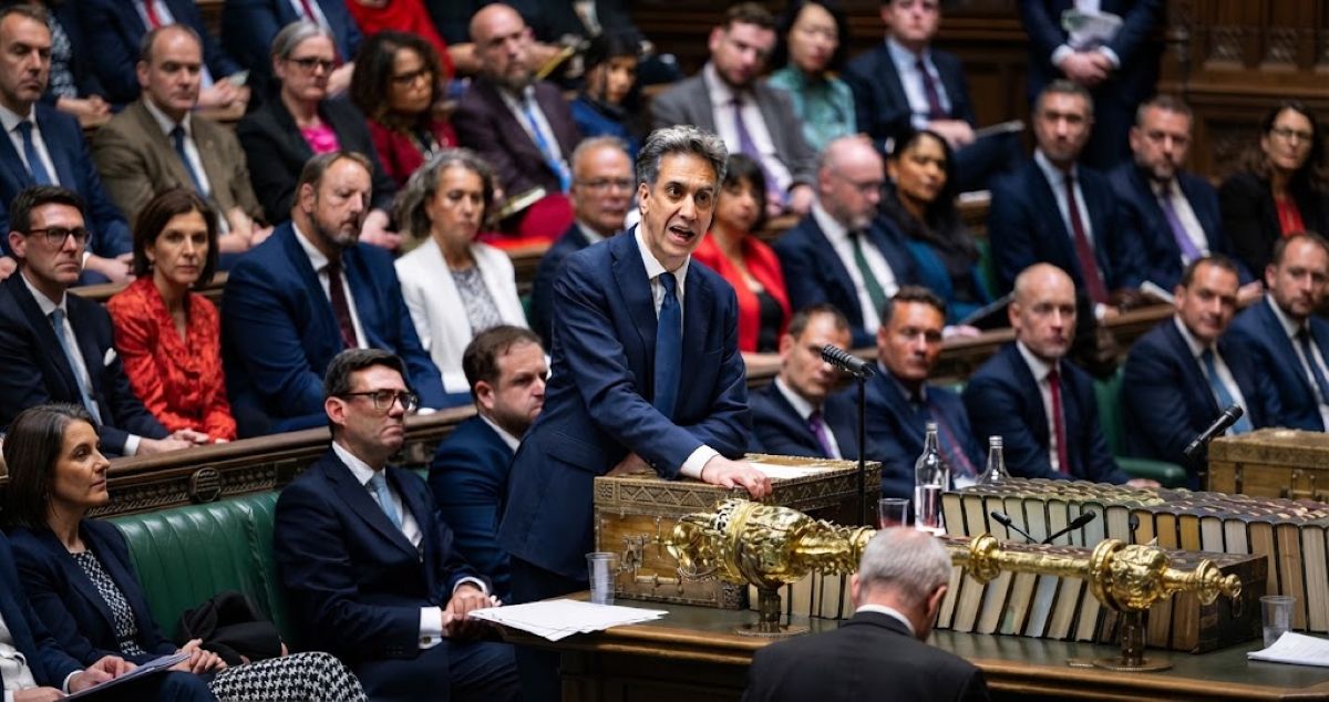 Ed Miliband prononçant un discours à la tribune de la Chambre des communes du Parlement britannique.