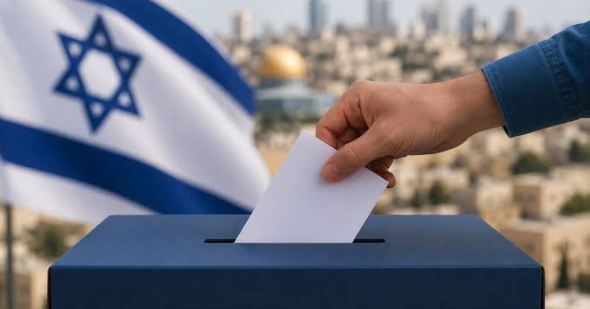 Une main place un bulletin de vote dans une urne bleue. En arrière-plan, flou, se trouve le drapeau d'Israël et une vue de Jérusalem avec le Dôme du Rocher.