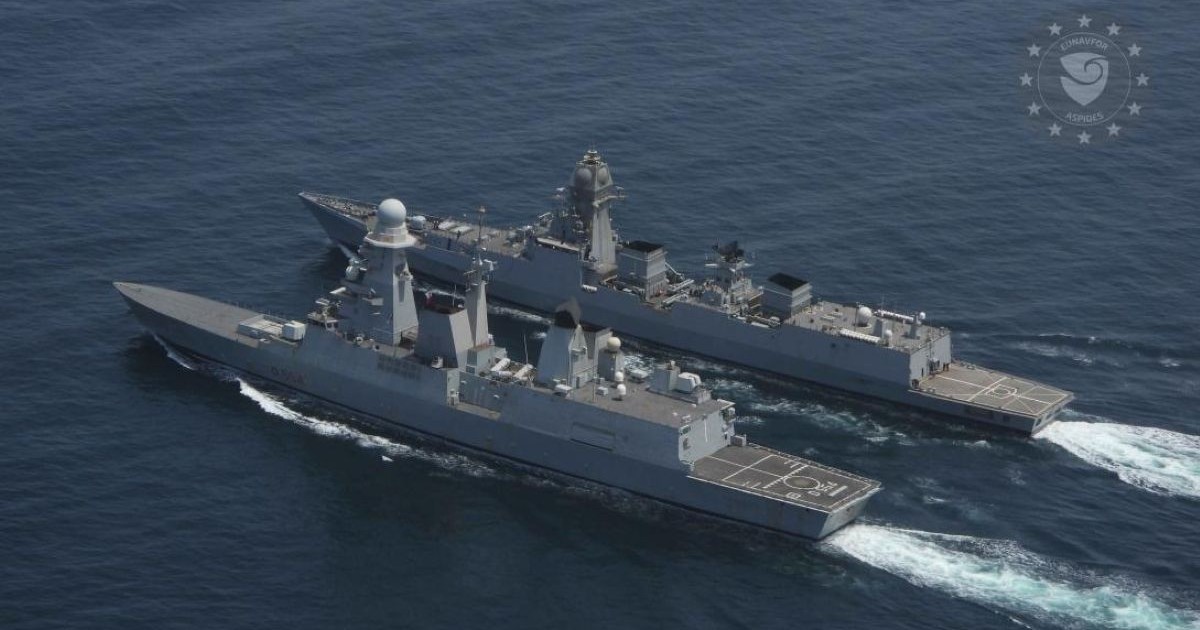 Des bâtiments de guerre naviguant en formation lors d'un exercice de l'opération européenne Aspides.