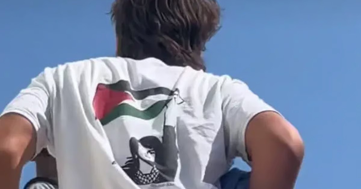 Au mémorial de Mauthausen, un visiteur porte un tee-shirt Free Palestine avec un portrait de Dalal Mughrabi.