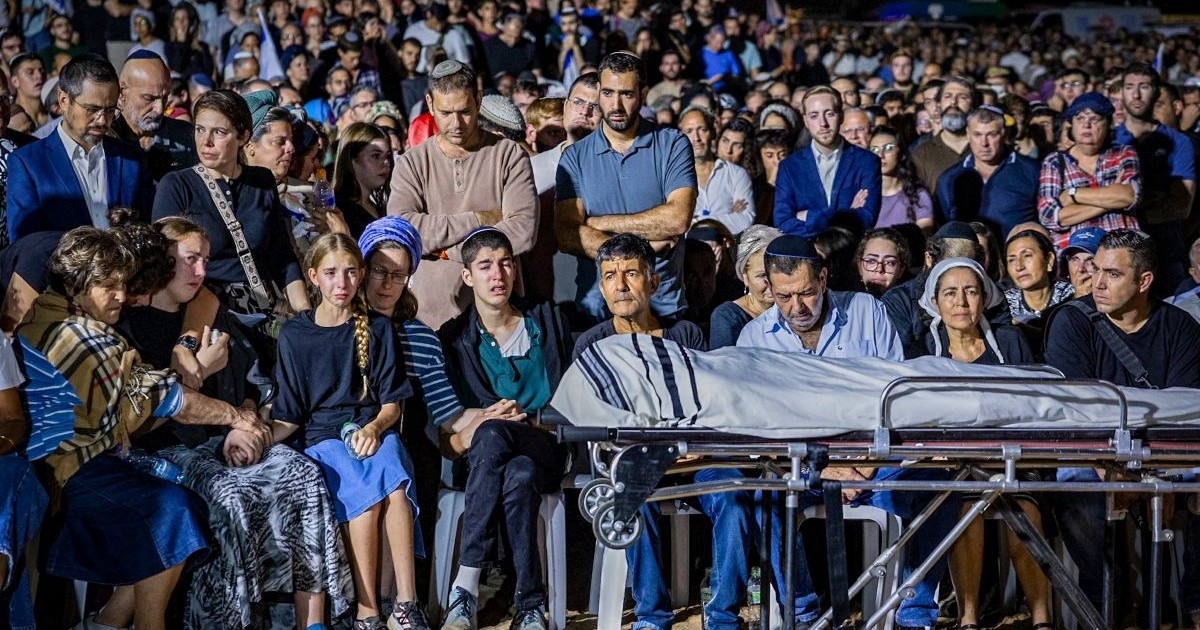 Foule en deuil et proches rassemblés aux funérailles de Natanel Shukrun, tué par des terroristes du Hamas la veille de Kippour.