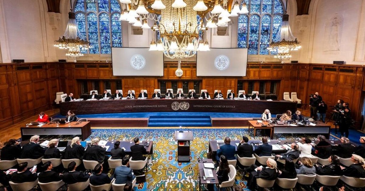 La cour CJI tient une audience devant plusieurs intervenants.