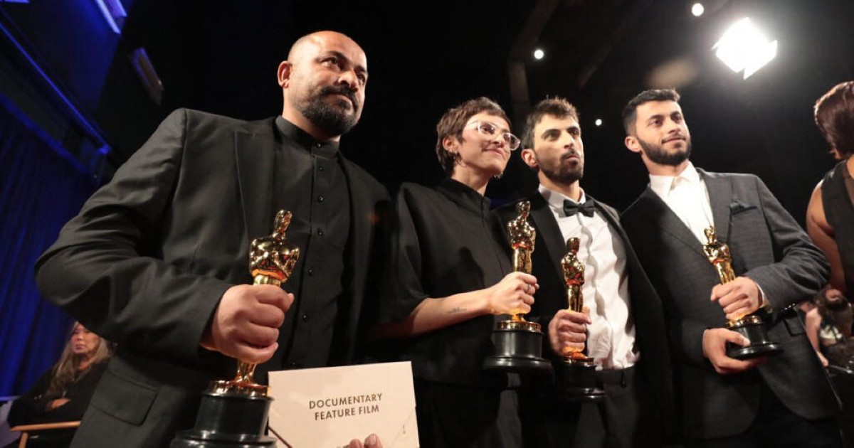 Hamdan Ballal, Rachel Szor, Basel Adra et Yuval Abraham posant avec leurs trophées lors de la 97e cérémonie des Oscars à Hollywood.