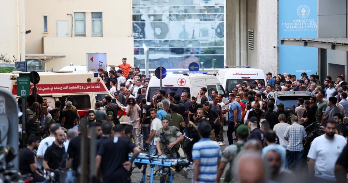 Affluence de foule et ambulances devant l'hôpital universitaire américain de Beyrouth après l'attaque des beepers attribuée à Israël au Liban.