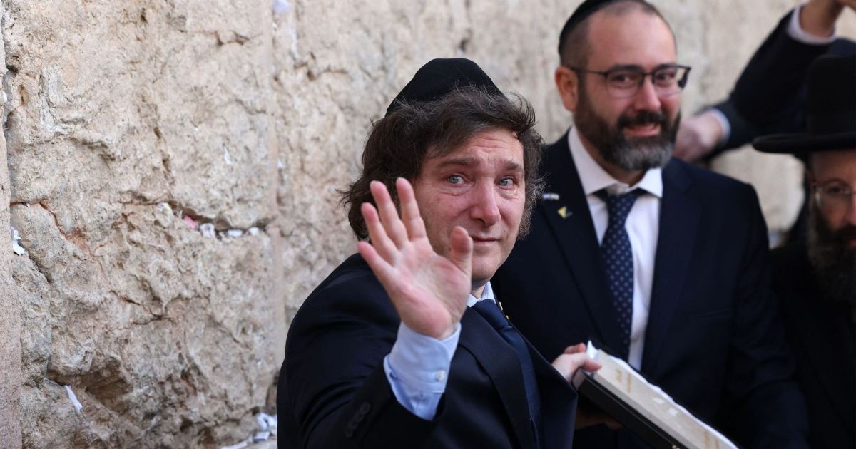 Le président argentin Javier Milei faisant un signe de la main au Kotel à Jérusalem, portant une kippa.