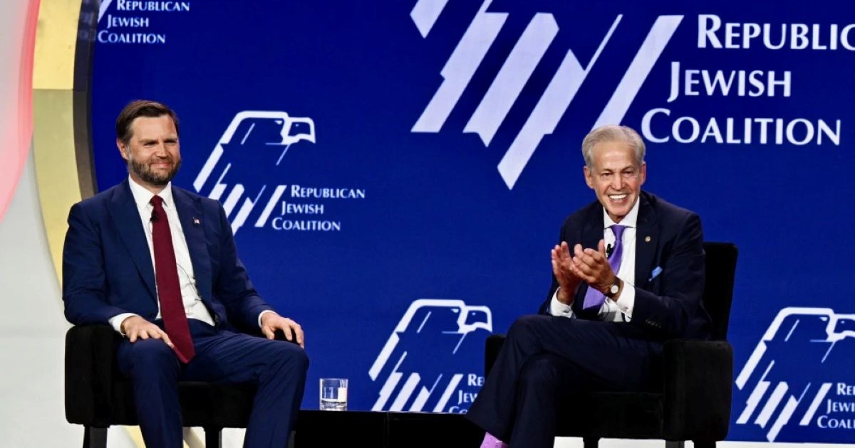 Photo du sénateur JD Vance et du président de la RJC, Norm Coleman, assis sur scène lors d'un événement de la Coalition juive républicaine (RJC).