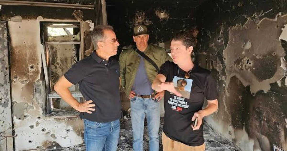 Jerry Seinfeld (à gauche) visite le kibboutz Beeri accompagné de personnes vivants dans ce kiboutz.