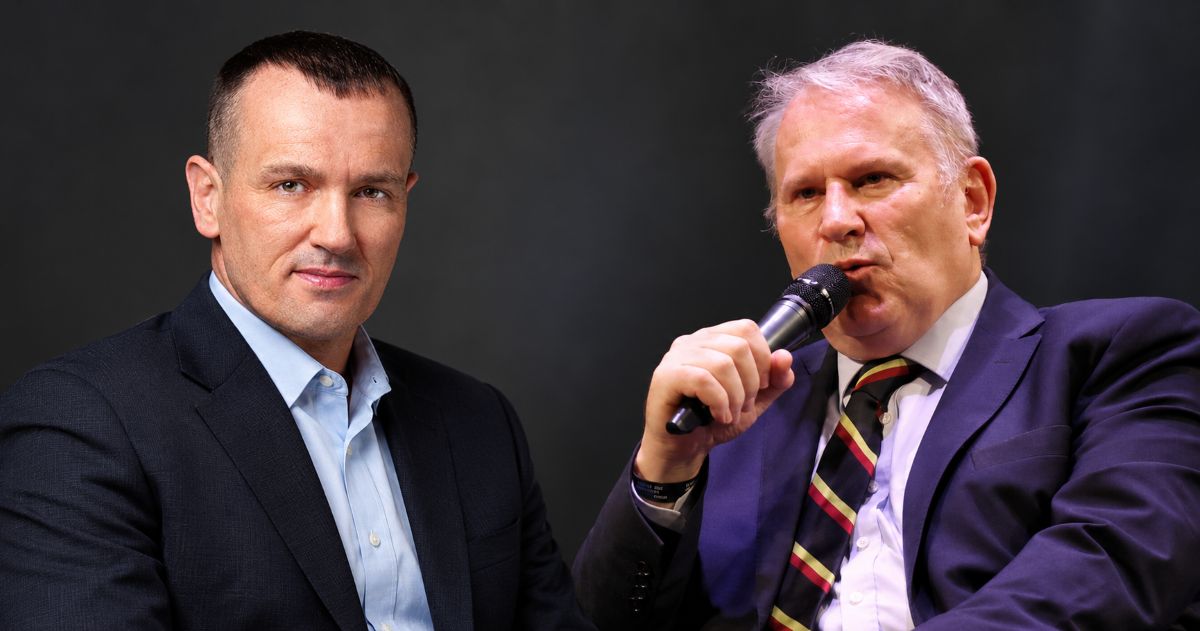 Montage en fondu des portraits de John Spencer à gauche et de Richard Kemp à droite.