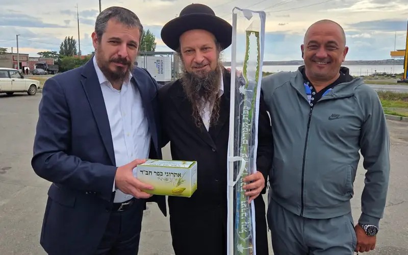 L'émissaire Chabad à Odessa, le rabbin Wigler, rend visite à Karlinsky et lui fourni les quatre espèces
