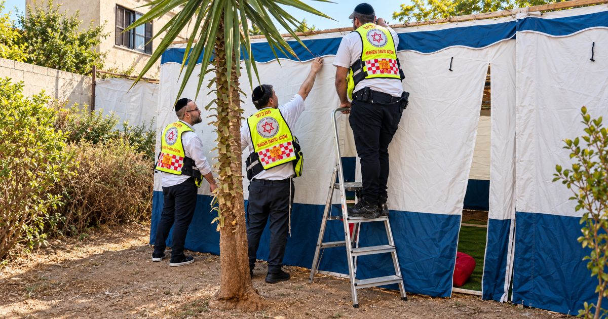Secouristes du MDA en train de construire une Soukka