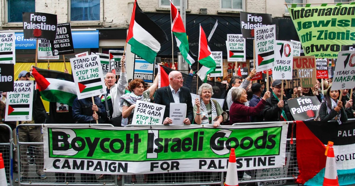 Manifestation propalestinienne appelant au boycott des produits israéliens lors d’un rassemblement de soutien à la Palestine en Angleterre