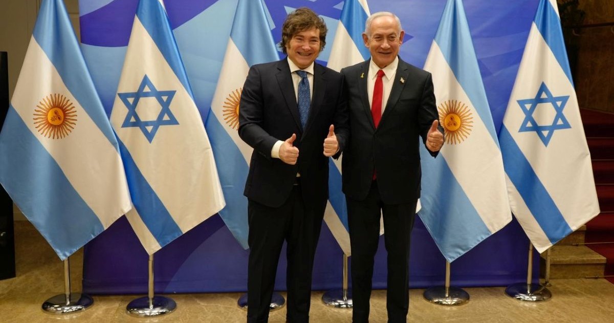 Javier Milei et Benyamin Netanyahou posent ensemble devant des drapeaux de l'Argentine et d'Israël.