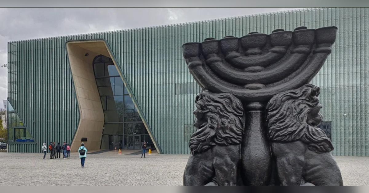 Musée POLIN de l’histoire des Juifs de Pologne, à Varsovie, avec une imposante ménorah sculptée soutenue par deux lions au premier plan.
