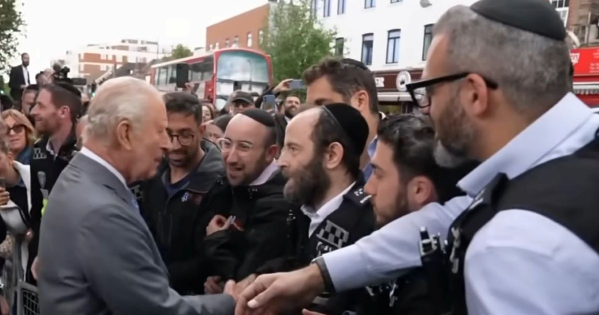 Charles III, à la rencontre des habitants de Golders Green, le lendemain de l'attaque