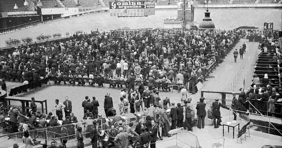Hommes, femmes et enfants rassemblés de force au Vélodrome d'Hiver lors de la rafle du Vel d'Hiv à Paris en juillet 1942