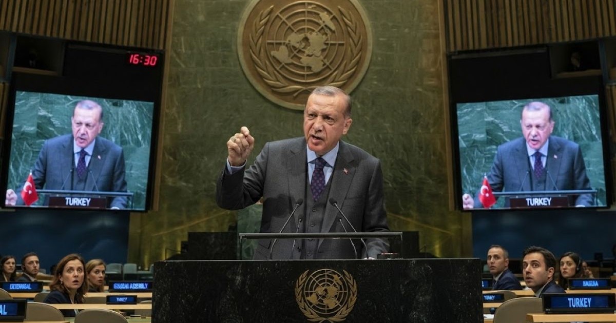 Le président turc Recep Tayyip Erdogan s'exprime avec véhémence à la tribune de l'Assemblée Générale des Nations Unies, poing levé.