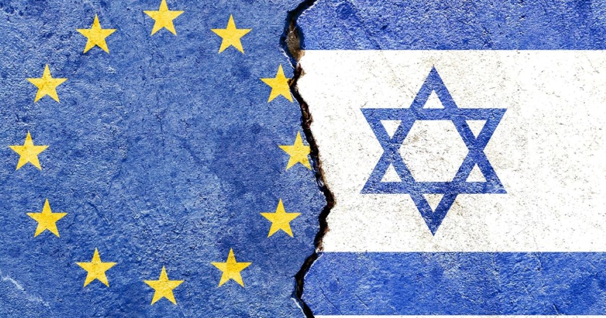 Drapeau de l'Union européenne et drapeau d'Israël peints sur un mur fissuré, symbolisant les tensions diplomatiques.