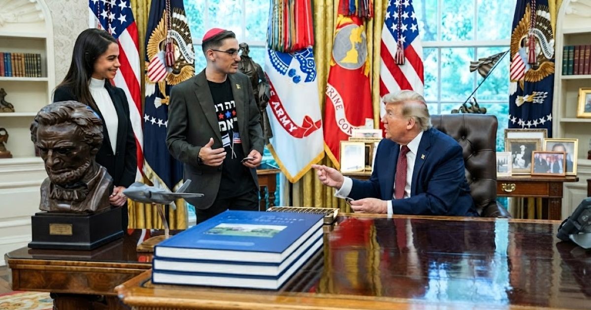 Rom Braslavski, ancien otage israélien avec une kippa, échangeant avec le président américain Donald Trump dans le Bureau Ovale de la Maison Blanche.