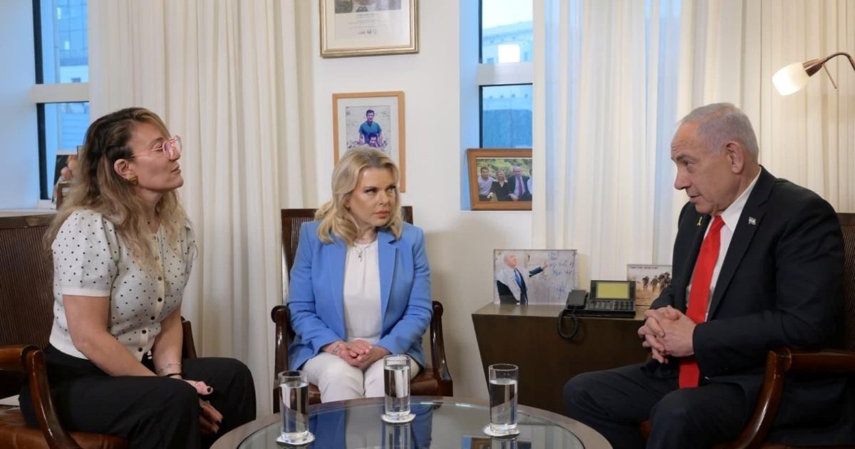 Le Premier ministre Benjamin Netanyahou et son épouse Sara en entretien avec Sabine Tassa, dont le mari et le fils ont été assassinés lors du massacre du 7 octobre à Netiv HaAsara.