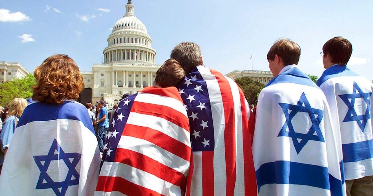 Manifestants enveloppés dans des drapeaux israéliens et américains face au Capitole.