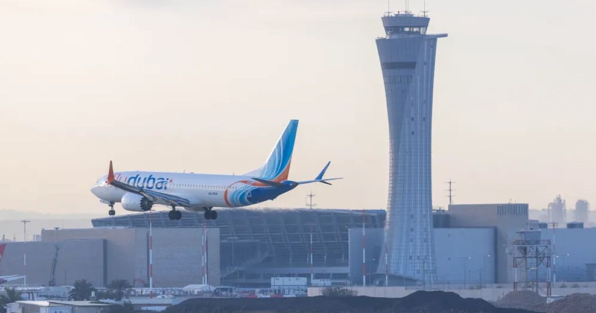 Avion ElyDubai en train d'atterrir à l'aéroport de Ben Gourion