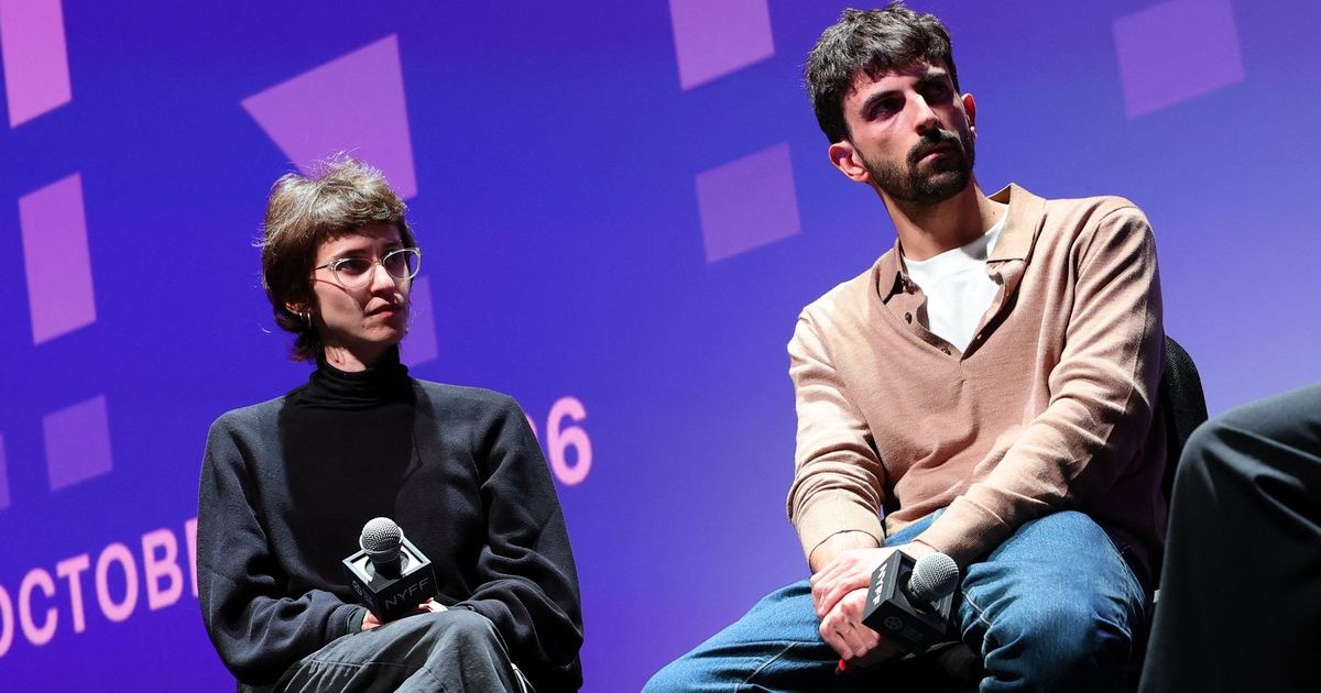 Rachel Szor et Yuval Abraham, coréalisateurs du film NAZA, assis sur scène avec des microphones.