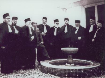 Dayanim réunis dans la cours du Haut Tribunal Rabbinique de Rabat. Au centre, Rabbi Chaoul Aben Danan avec des lunettes