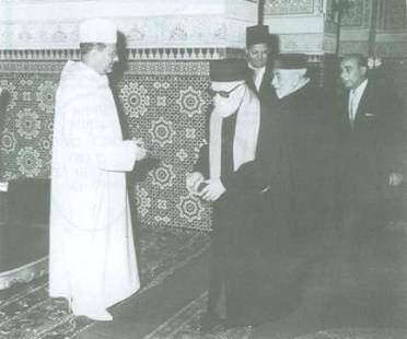 Le roi du Maroc Mohamed V recevant les Rabbanim du Maroc. Au premier plan le Rav Chaoul Aben Danan grand Rabbin du Maroc...