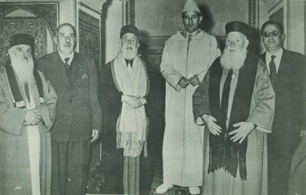 Rabbanim et représentants de la communauté reçus par le roi Mohamed V à Meknès. De part et d’autre du roi, à sa droite l...