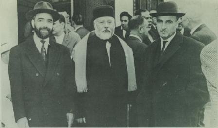 Tribunaux Rabbinique de Fès.
De Gauche à droite : Rav Yossef Abou’hatséra, Dayane ; Rav Yédidia Monsonégo, Av Bèt Dine...