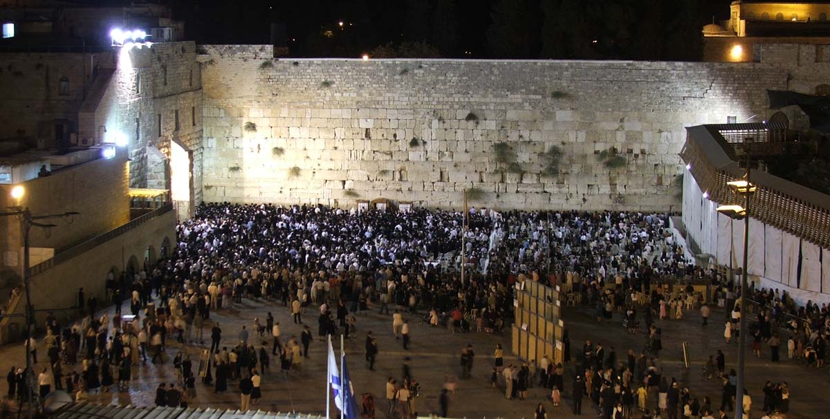 Le Kottel, la nuit pendant les fêtes de Soukkote