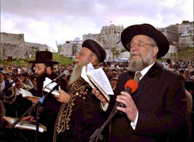 Les Grands Rabbanim d’Israël lors d’un rassemblement au Kottèl