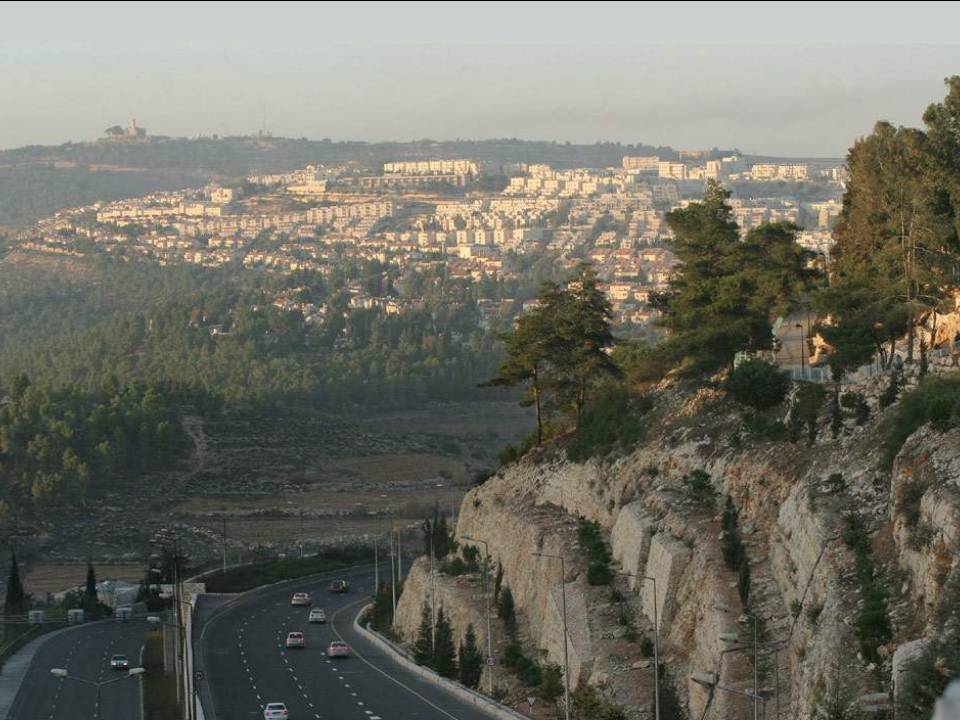Route menant vers le quartier de Ramot