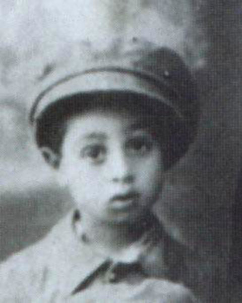 1. Rav 'Ovadia est né en 1920 à Bagdad en Irak, içi à l'âge de 8 ans