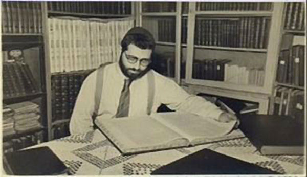 2. Rav 'Ovadia Yossèf dans sa jeunesse en tant que Rav de Tel Aviv en 1947, soit avant la création de l'état d'Israël.