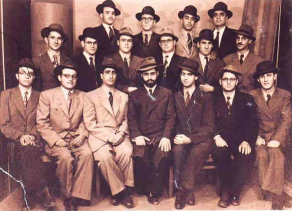 3. On peut remarquer au premier rang au centre le Rav 'Ovadia Yossèf aux côtés du Rav Ben Tsiyone Aba Chaoul parmi les m...